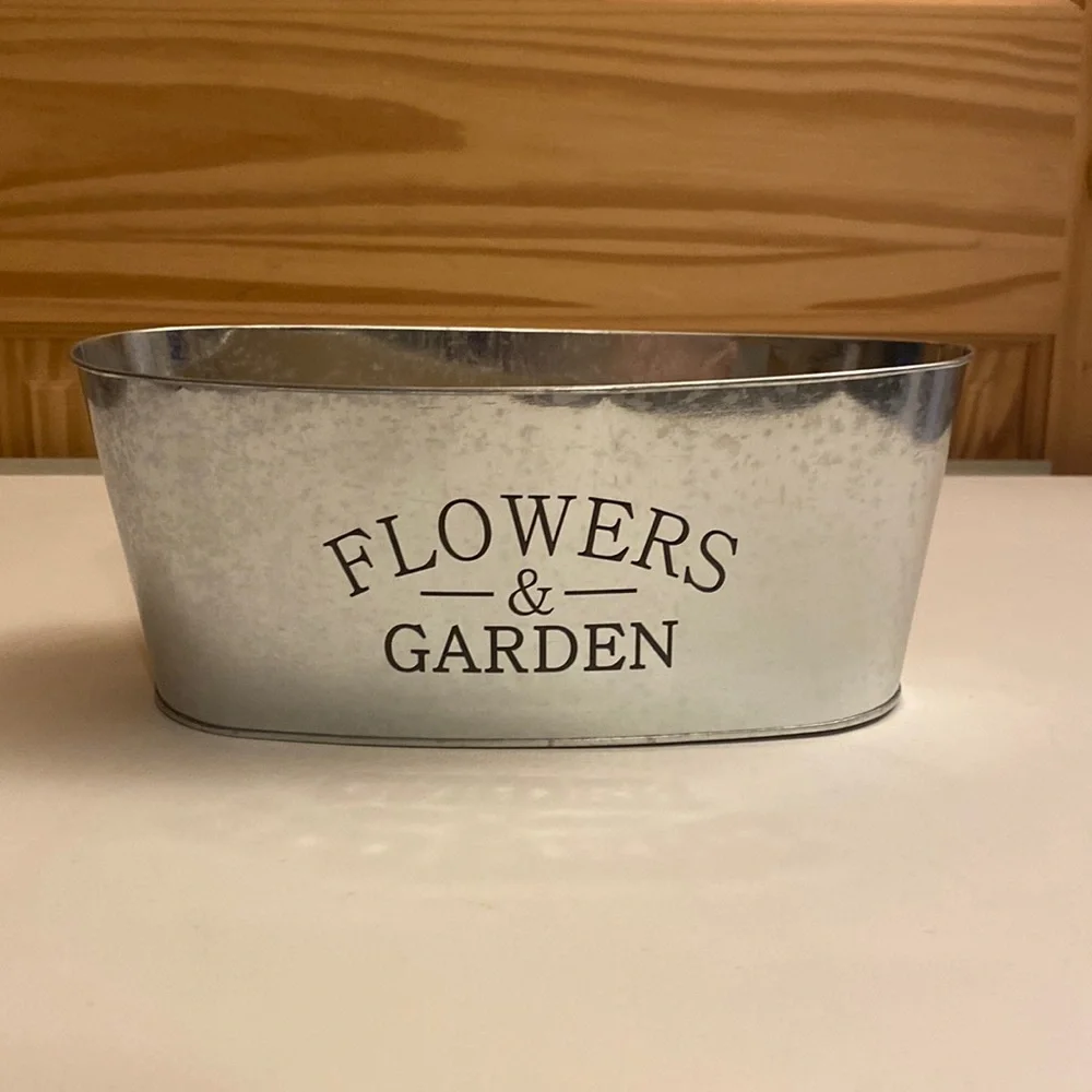 COPY - NWT Flowers & Garden Galvanized Metal Oval Shaped Planter 10.5x5.5x4inch - Picture 1 of 5